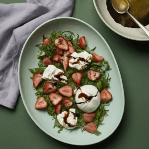 insalata di fragole burrata e balsamico al porto unesplosione di giugno