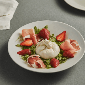 insalata di fragole burrata e prosciutto di parma con balsamico bianco