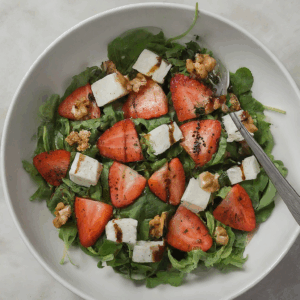 insalata di fragole feta e balsamico con noci tostate 1