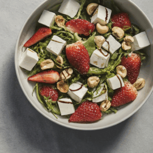 insalata di fragole feta e balsamico con noci tostate